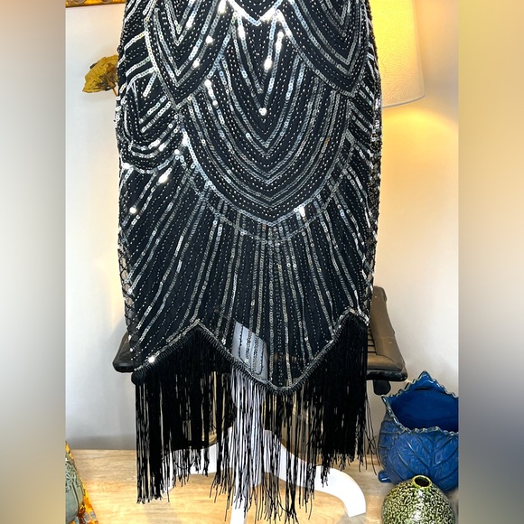 Black Sheath Cocktail Dress with Short Sleeves and Knee-Length Design - Picture 2 of 10